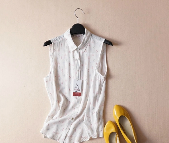 Дамски топ в различни светове.