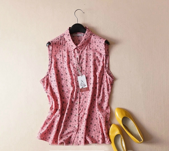 Дамски топ в различни светове.