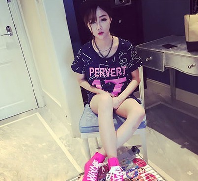 Дамски спортен комплект с къси панталонки и къс ръкав в различни цветове