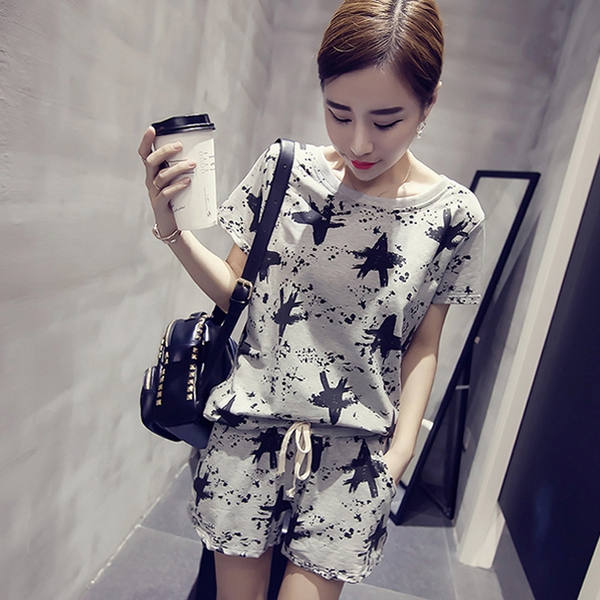 Дамски спортен комплект с къси панталонки и къс ръкав в различни цветове