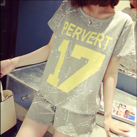 Дамски спортен комплект с къси панталонки и къс ръкав в различни цветове