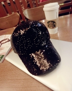 Розова дамска шапка с пайети