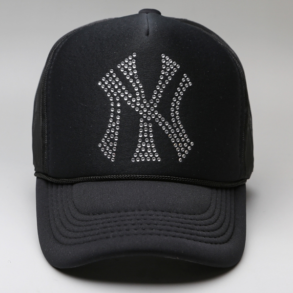 Шапки за жени и мъже в различни цветове - 16 модела