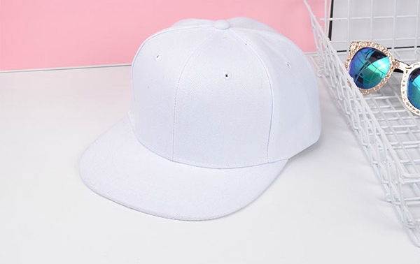 Дамски шапки в бял,сив,черен,цикламен,червен,лилав,бежов и син цвят