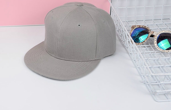 Дамски шапки в бял,сив,черен,цикламен,червен,лилав,бежов и син цвят