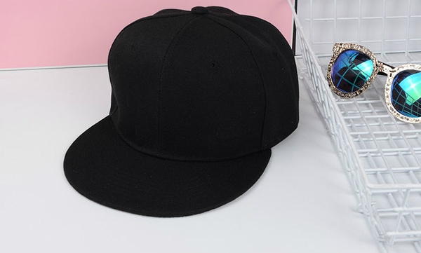 Дамски шапки в бял,сив,черен,цикламен,червен,лилав,бежов и син цвят