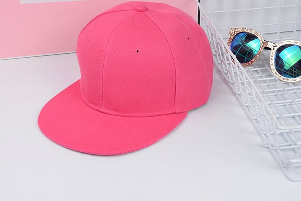 Дамски шапки в бял,сив,черен,цикламен,червен,лилав,бежов и син цвят