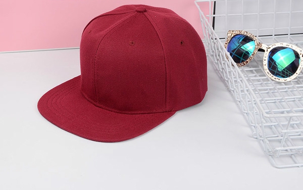 Дамски шапки в бял,сив,черен,цикламен,червен,лилав,бежов и син цвят