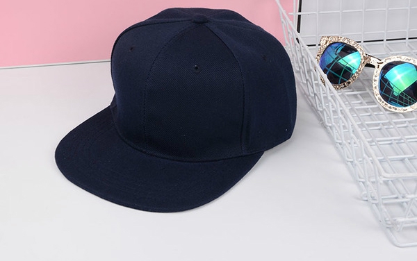 Дамски шапки в бял,сив,черен,цикламен,червен,лилав,бежов и син цвят