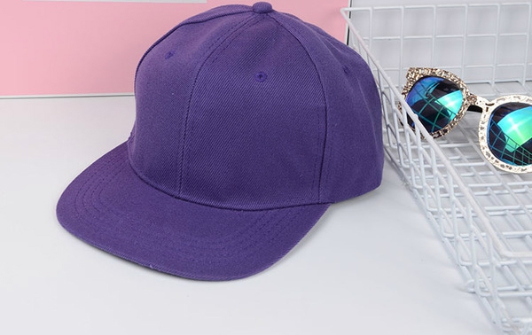 Дамски шапки в бял,сив,черен,цикламен,червен,лилав,бежов и син цвят