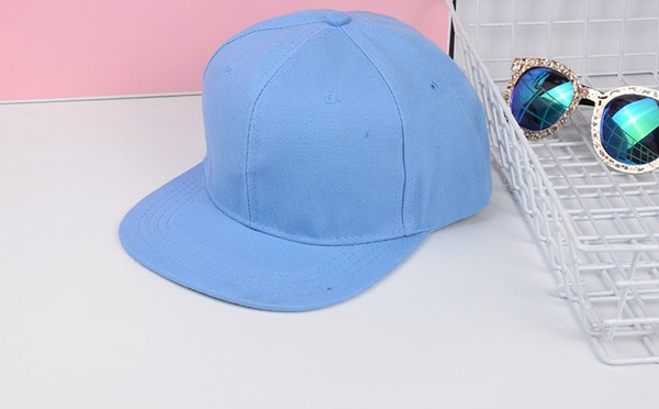 Дамски шапки в бял,сив,черен,цикламен,червен,лилав,бежов и син цвят