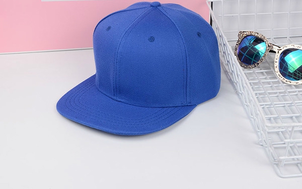 Дамски шапки в бял,сив,черен,цикламен,червен,лилав,бежов и син цвят