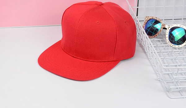 Дамски шапки в бял,сив,черен,цикламен,червен,лилав,бежов и син цвят