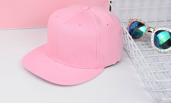 Дамски шапки в бял,сив,черен,цикламен,червен,лилав,бежов и син цвят