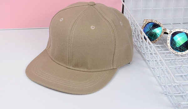 Дамски шапки в бял,сив,черен,цикламен,червен,лилав,бежов и син цвят