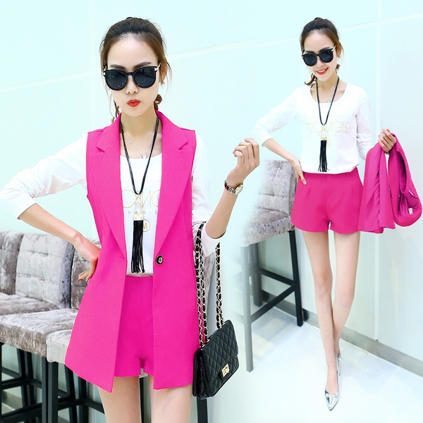 Дамски комплект къси панталони, сако без ръкави, блуза и гердан