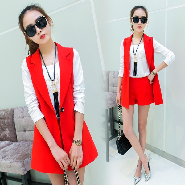 Дамски комплект къси панталони, сако без ръкави, блуза и гердан