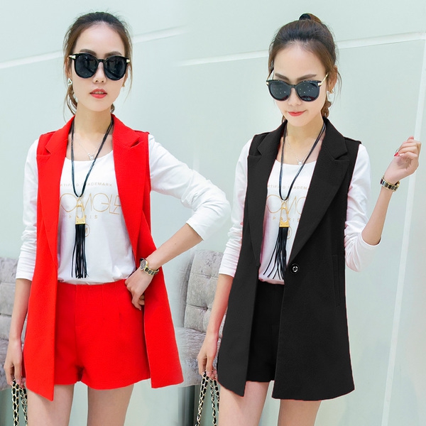 Дамски комплект къси панталони, сако без ръкави, блуза и гердан