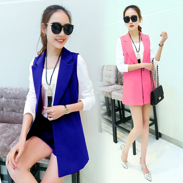 Дамски комплект къси панталони, сако без ръкави, блуза и гердан