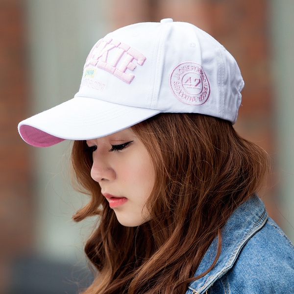 Дамски шапки в стил ърбан с различни изображения - 24 модела