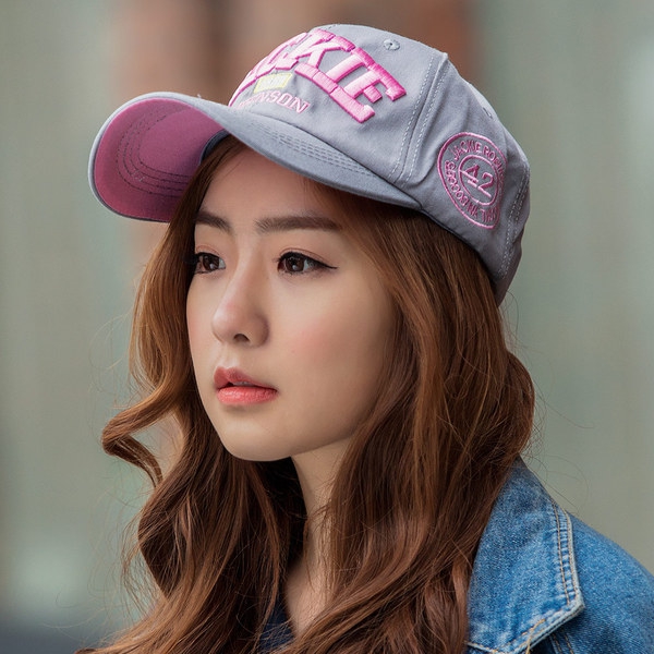 Дамски шапки в стил ърбан с различни изображения - 24 модела