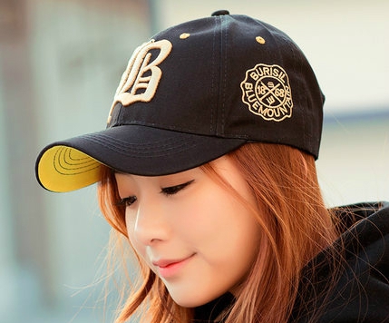 Дамски шапки в стил ърбан с различни изображения - 24 модела