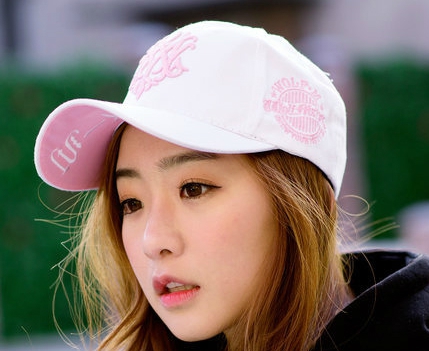 Дамски шапки в стил ърбан с различни изображения - 24 модела