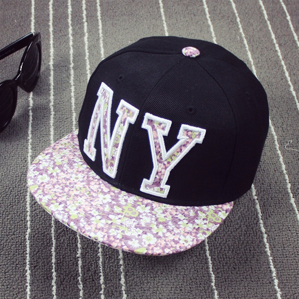 Интересни дамски шапки в много различни комбинации от цветове - 17 модела