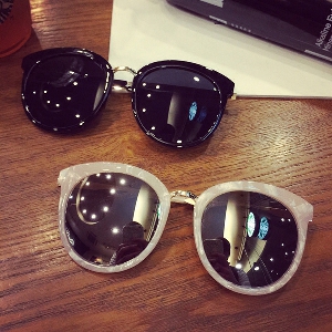 Дамски слънчеви очила: Черни, Бели