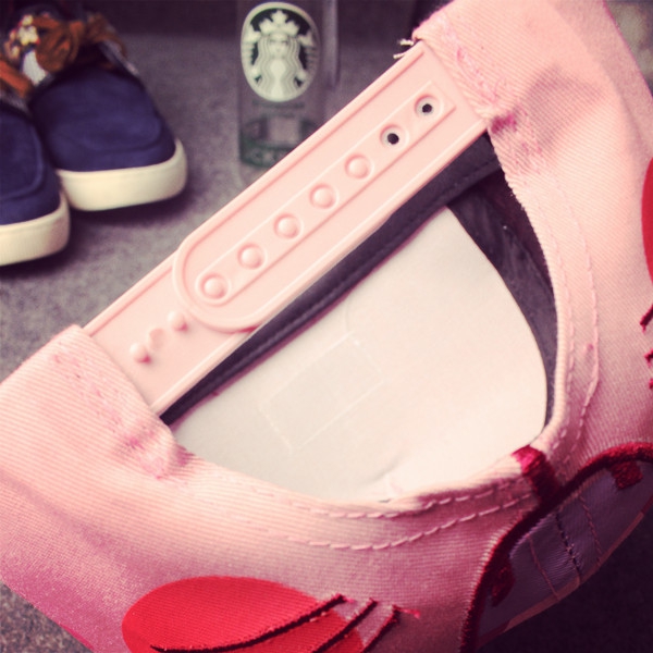 Καπέλα εικόνα μιας τίγρης σε μπλε, λευκό, μαύρο και ροζ