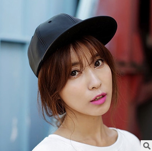 Кожена дамска шапка в черен цвят - 1 модел