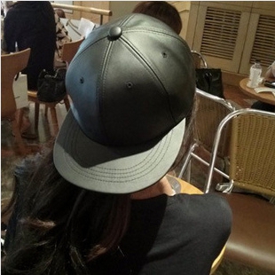 Кожена дамска шапка в черен цвят - 1 модел