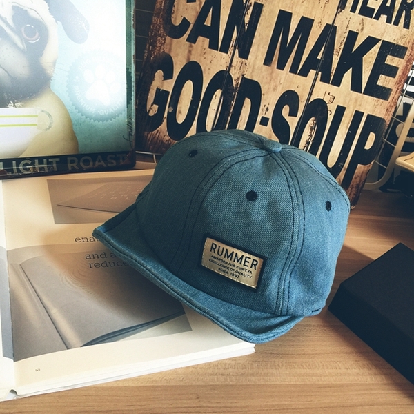 Дамски шапки в стил ърбан - бял и син модел