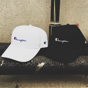 Бейзболни шапки подходящи за мъже и жени - бял и черен цвят