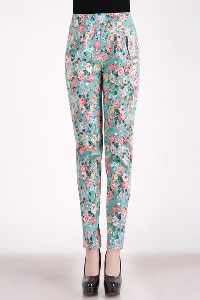 Дамски пролетно-летни панталони с флорални мотиви.