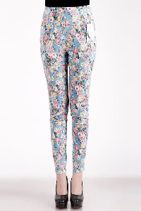 Дамски пролетно-летни панталони с флорални мотиви.