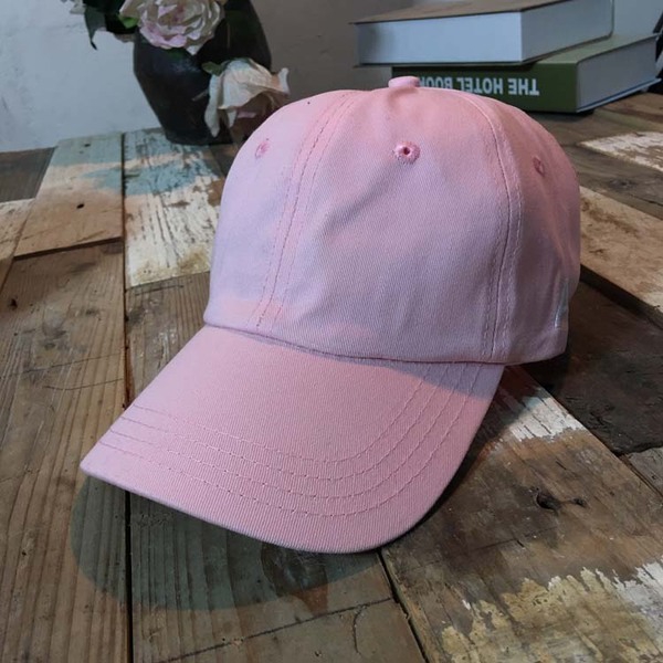 Дамски шапки подходящи за ежедневие в черен,бял,син,оранжев,сив,цикламен,лилав,розов и жълт цвят