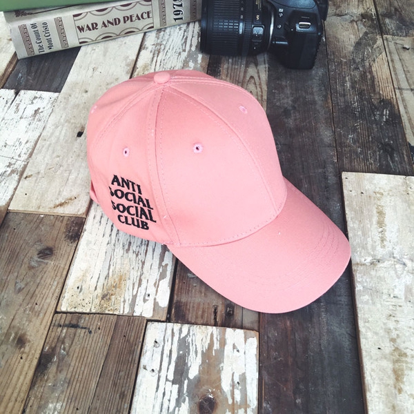 Дамски шапки подходящи за ежедневие в черен,бял,син,оранжев,сив,цикламен,лилав,розов и жълт цвят