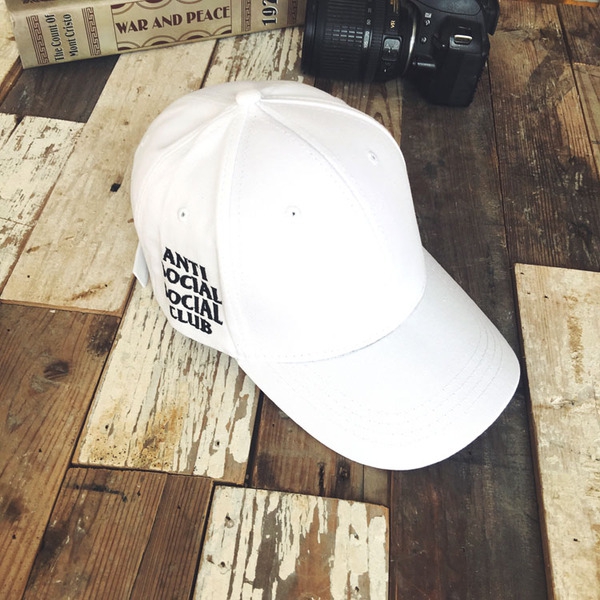 Дамски шапки подходящи за ежедневие в черен,бял,син,оранжев,сив,цикламен,лилав,розов и жълт цвят