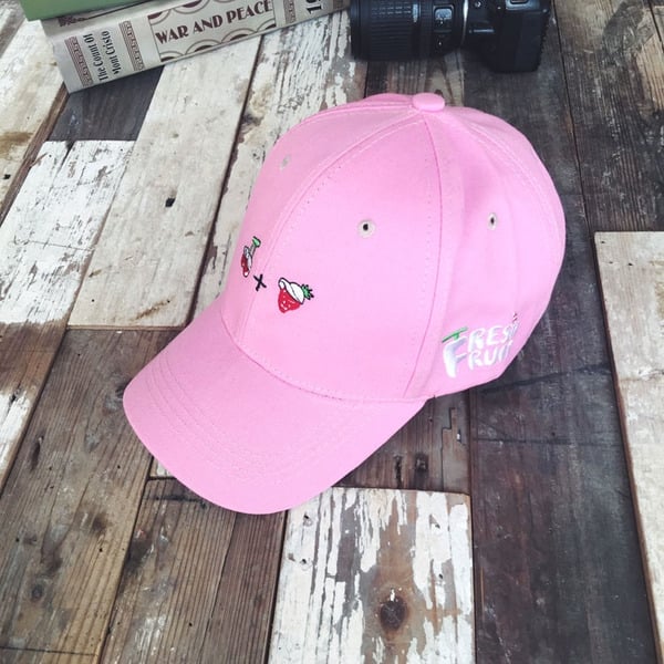 Дамски шапки подходящи за ежедневие в черен,бял,син,оранжев,сив,цикламен,лилав,розов и жълт цвят