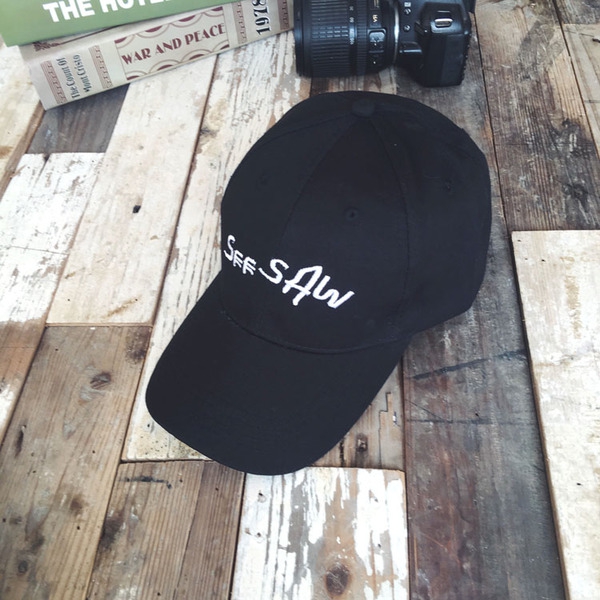 Дамски шапки подходящи за ежедневие в черен,бял,син,оранжев,сив,цикламен,лилав,розов и жълт цвят