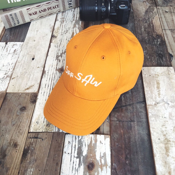 Дамски шапки подходящи за ежедневие в черен,бял,син,оранжев,сив,цикламен,лилав,розов и жълт цвят