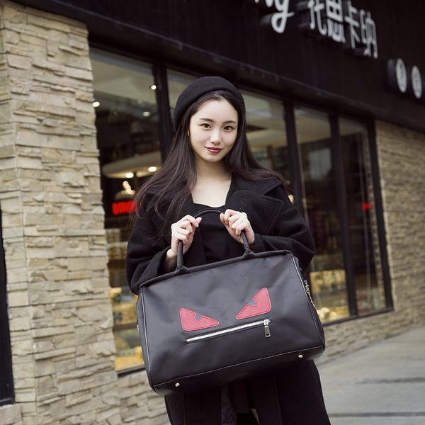 Διαφορετικά μοντέλα ταξιδιωτικών τσαντών.