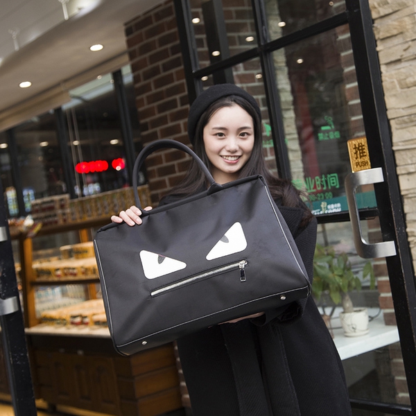 Διαφορετικά μοντέλα ταξιδιωτικών τσαντών.