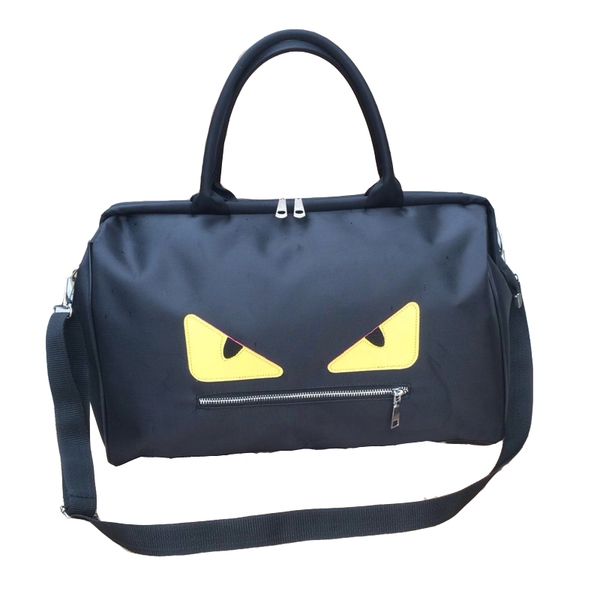 Διαφορετικά μοντέλα ταξιδιωτικών τσαντών.