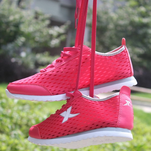 Дамски пролетни спортни обувки за бягане в розов цвят