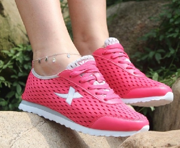 Дамски пролетни спортни обувки за бягане в розов цвят