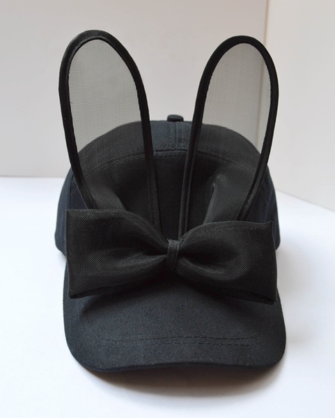 Дамска шапка с ушички и панделка в черен цвят - 1 модел