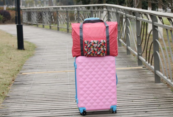 Διαφορετικές ταξιδιωτικές τσάντες 