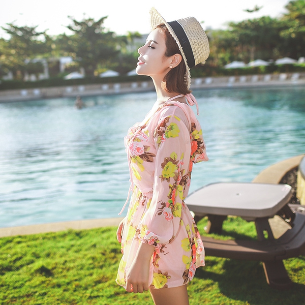 Μαγιό με μαντίλα στην παραλία: 3 χρώματα